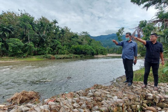 Batang Lumpo Meluap,  Bupati Pessel Rusma Yul Anwar Kunjungi Masyarakat Terdampak