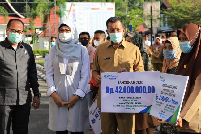 Diserahkan Rusma Yul Anwar, BPJS Ketenagakerjaan  Salurkan Santunan Kematian Sebesar Rp 564 di Pesisir Selatan
