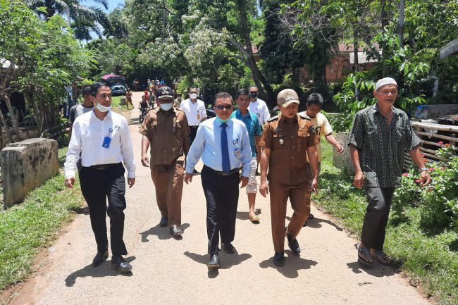 Korban Tanah Longsor Ujung Batu Dikunjungi Wabup Pessel Rudi Hariyansyah
