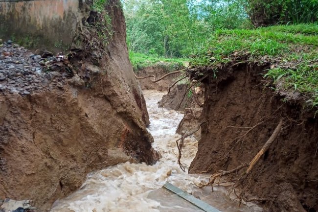 Dipicu Hujan Lebat, Dinding Irigasi Bandar Lawas Kiri Solok Jebol