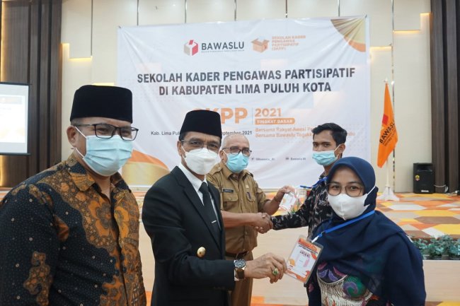 Gelar Sekolah Kader Pengawasan Partisipatif, Bupati Syafaruddin Apresiasi Bawaslu 50 Kota Laksanakan  