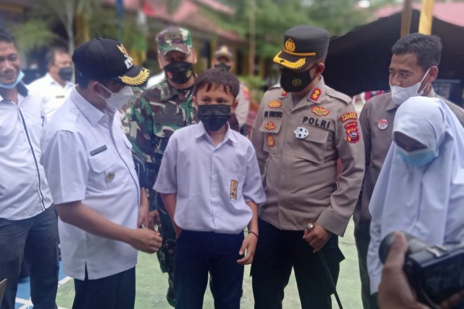 Hadiri Vaksinasi Pelajar, Wabup Pessel Rudi Hariyansyah Lakukan Vidcom Serbuan Vaksin Bersama Panglima TNI
