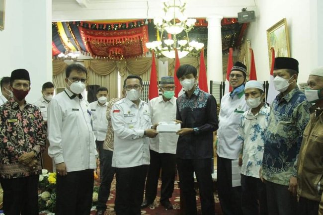 Hebat,  Bupati Tanah Datar Salurkan Bantuan Bagi 11 Mahasiswa Kuliah ke Timur Tengah 