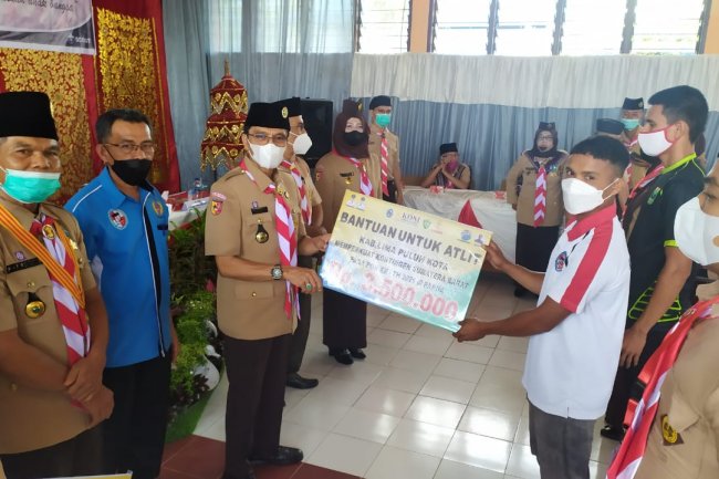 Atlet dan Pelatih PON XX Asal Limapuluh Kota Terima Bantuan dari Bupati Safaruddin