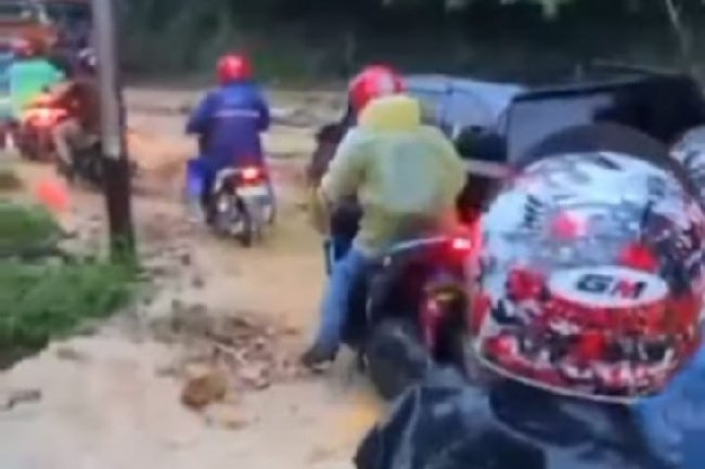 Longsor di Lubuak Paraku: Arus lalu Lintas Padang-Solok Tersumbat, Timbulkan Macet Panjang