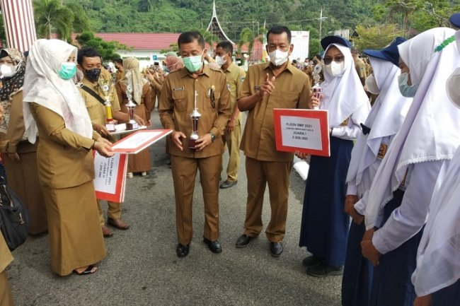 Serahkan Hadiah Lomba KOSN 2021, Bupati Pessel: Luar Biasa, Banyak Anak Kita yang Berprestasi 