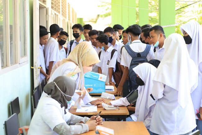 Dikunjungi Bupati Pesisir Selatan, Tinggi  Antusias Pelajar Ikuti Vaksinasi  di SMKN 1 Painan