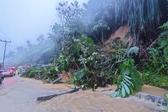 Jalan Solok-Padang Longsor Lagi di Lubuak Paraku, Arus Transportasi Terganggu 