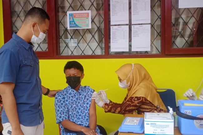 Digelar Polres Solok, Ratusan Pelajar dan Masyarakat Ikuti Vaksinasi di SMKN 1 Gunung Talang