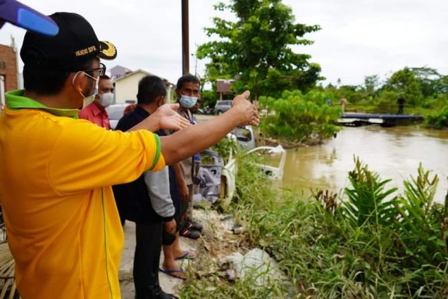 Hujan Lebat Picu Banjir Kota Padang  Wako Hendri Septa Tinjau Kawasan Dadok Tunggul Hitam