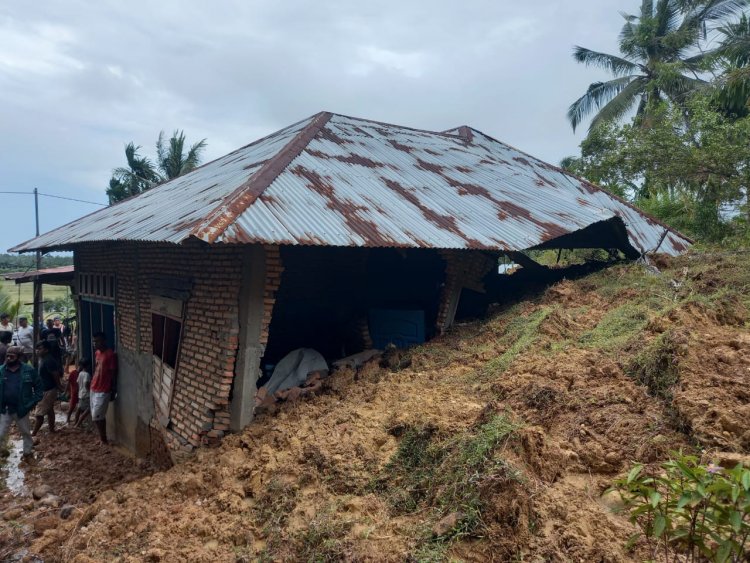Delapan Rumah di Kampung Air Tambang Tertimpa Tanah Longsor, Bupati Pessel Serahkan Bantuan