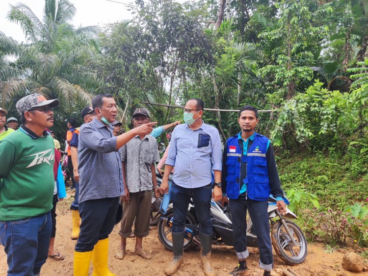 Delapan Rumah di Kampung Air Tambang Tertimpa Tanah Longsor, Bupati Pessel Serahkan Bantuan