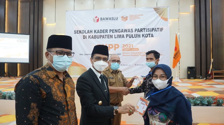 Gelar Sekolah Kader Pengawasan Partisipatif, Bupati Syafaruddin Apresiasi Bawaslu 50 Kota Laksanakan  