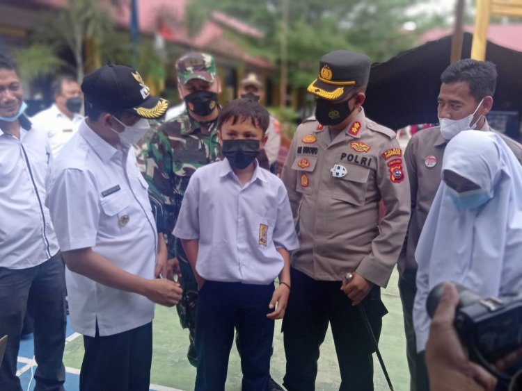 Hadiri Vaksinasi Pelajar, Wabup Pessel Rudi Hariyansyah Lakukan Vidcom Serbuan Vaksin Bersama Panglima TNI