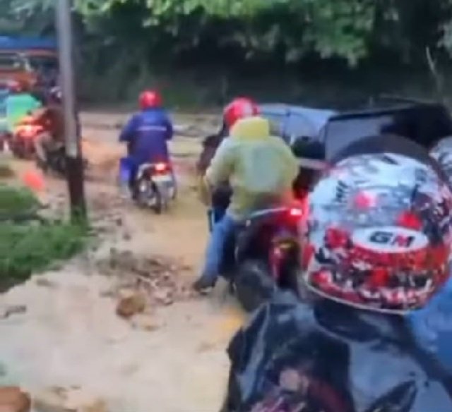 Longsor di Lubuak Paraku: Arus lalu Lintas Padang-Solok Tersumbat, Timbulkan Macet Panjang