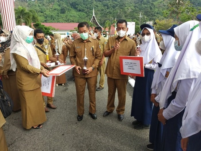 Serahkan Hadiah Lomba KOSN 2021, Bupati Pessel: Luar Biasa, Banyak Anak Kita yang Berprestasi 