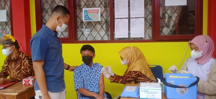 Digelar Polres Solok, Ratusan Pelajar dan Masyarakat Ikuti Vaksinasi di SMKN 1 Gunung Talang