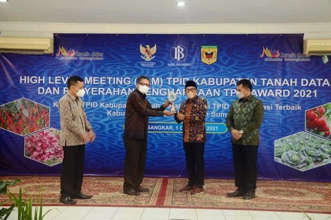 Sukses Kendalikan Inflasi dengan Inovasi Bangcerah, Pemkab Tanah Datar Terima Penghargaan TPID Award