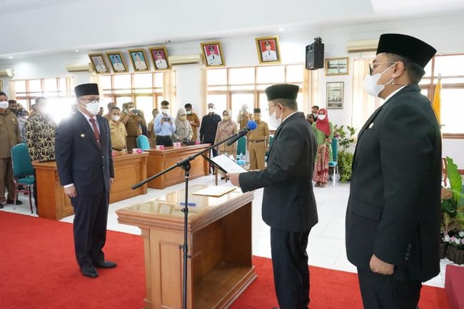 Dipercaya Menjadi Sekda Tanah Datar, Bupati Eka Putra Lantik Iqbal Ramadi Payana
