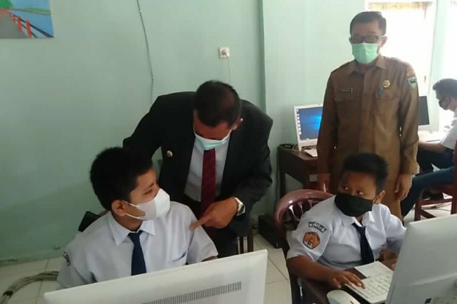 Bupati Pesisir Selatan  Monitor Pelaksanaan  ANBK di SMPN 1 Painan