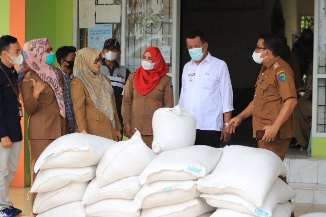 Diserahkan Bupati  Pessel, Warga Terdampak Banjir di Basa Ampek Balai Tapan Terima Bantuan Beras