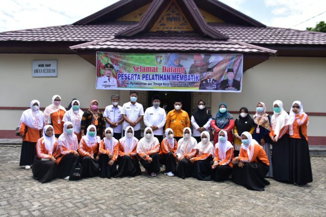 Dorong Potensi Produk Lokal, Pemkab Kampar Gelar Pelatihan Membatik  