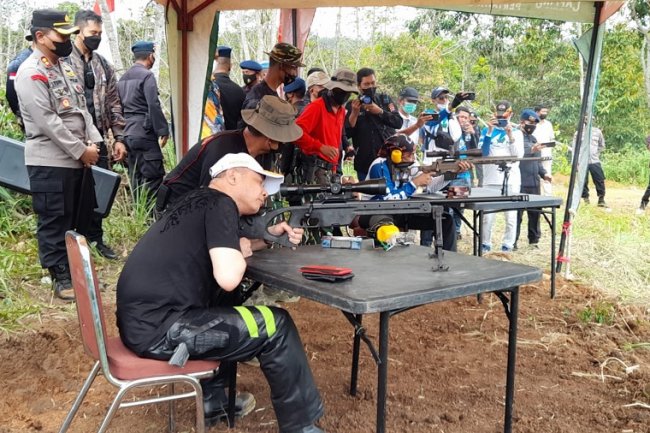 Kapolda Sumbar Rasakan Sensasi Menembak di Lapangan  Pancang Merah Supayang
