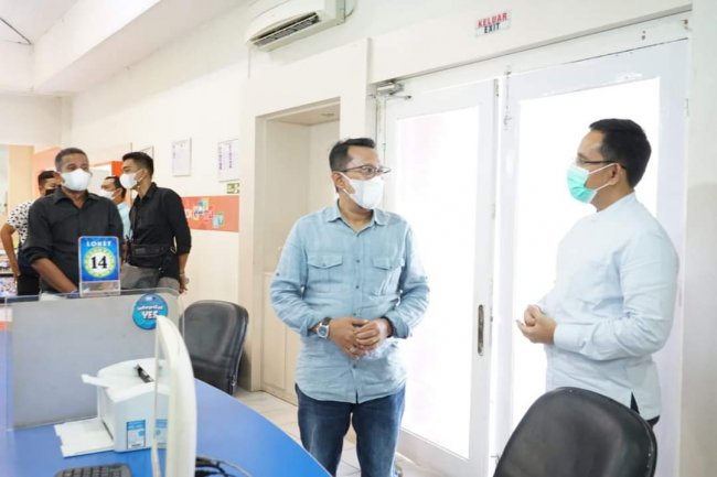 Tertarik dengan Aplikasi Dukcapil Ceria Mobile, Bupati Tanah Datar Langsung Datangi Dukcapil Padang Pariaman