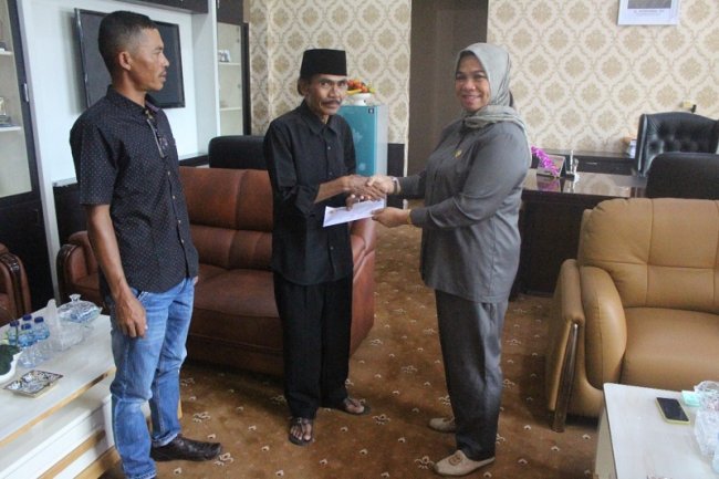 Hj.Nurnisma Bantu Sanggar Lubuak Saiyo Alat Musik Talempong     