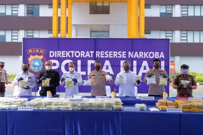Geledah Rumah Kayu di Dumai: Polda Riau Sita 87 Kg Shabu, 7  Sindikat  Narkoba Malaysia Ditangkap