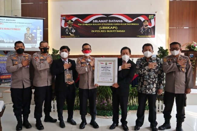 Sukseskan Vaksinasi Massal, Polres Bukittinggi Terima Penghargaan Presisi Award   