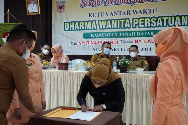 Disaksikan Bupati Eka Putra, Ketua DWP Tanah Datar Diserahkan Kepada Ny. Laura Iqbal