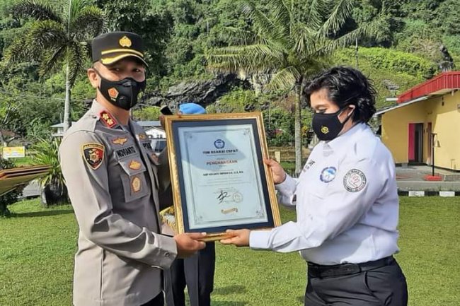 Hebat, Kapolres Padang Panjang Terima Penghargaan dari TRC PPA