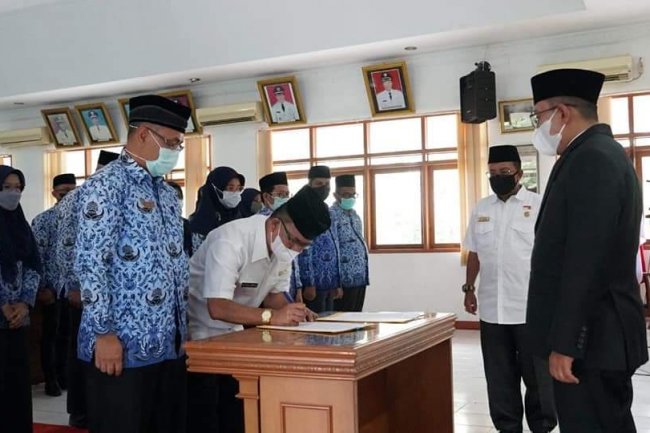 Lantik 34 Pejabat Administrator dan Pengawas, Bupati Eka Putra: Jangan Mengeluh, Bekerjalah dengan Ikhlas
