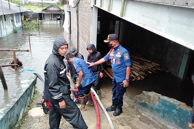 Damkar Padang Panjang Sedot  Genangan Air di Perumahan Rumah Warga