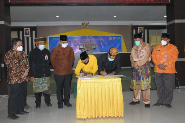 Jaga Kelestarian Hutan Adat, Ninik Mamak Kenegerian Kampa dan UNILAK   Pekanbaru Tekan MoU   