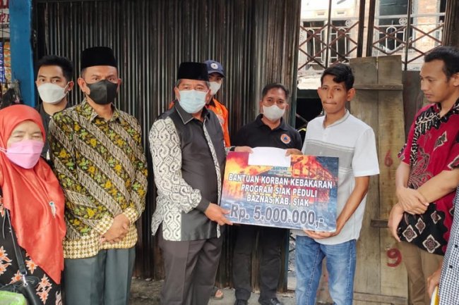 Dua Orang Meninggal Akibat Kebakaran di Perawang, Bupati Siak Alfedri Temui Korban Kebakaran dan Serahkan Santunan