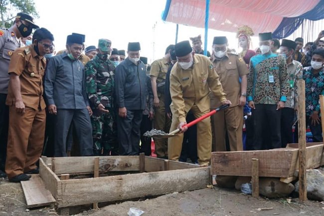 Bangun Masjid Baburrahim Pariangan, Gubernur Mahyeldi dan Wabup Tanah Datar Letakkan Batu Pertama   