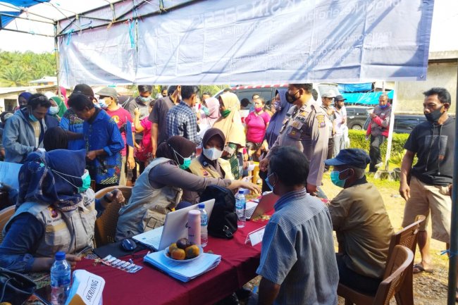 Ratusan Masyarakat "Serbu" Gerai Vaksinasi Polres Dharmasraya