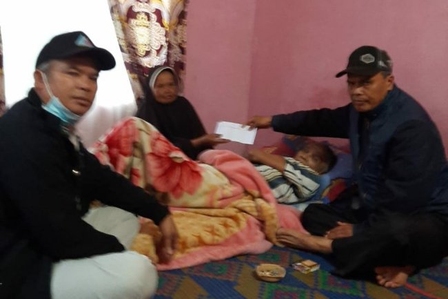 Peduli Masyarakat Terdampak Covid-19, Warga Kurang Mampu di Sungai Nanam Terima Sembako dari Perantau