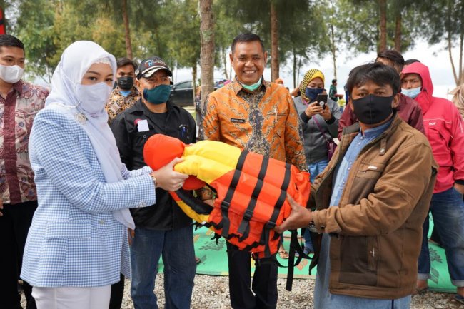Empat Kelompok Nelayan Alahan Panjang Terima Bantuan Alat Penangkap Ikan Ramah Lingkungan dari Pemkab Solok