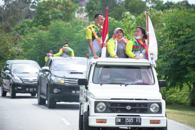 Hebat,  Atlit PON XX Papua 2021 Asal Kabupaten Kampar di Arak dan Kunjungi Sekolah di Bangkinang