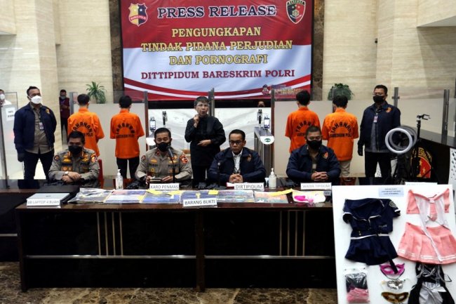Amankan 4 Tersangka, Bareskrim Polri Bongkar Praktik Situs Judi Online dan Tayangkan Seks Streaming  