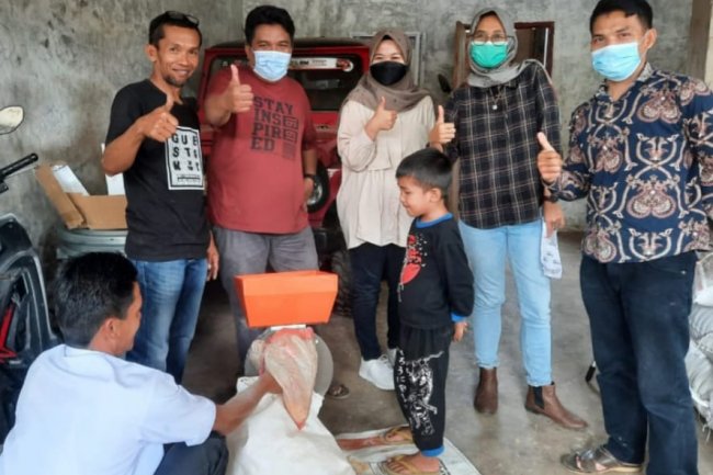 Tingkatkan Produktifitas, Tim PKM Unand Serahkan Alat Pembuat Pakan Ternak ke Poktan Aur Serumpun, Pasaman