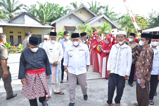 Serahkan Bantuan Masjid dan TPA, Bupati Kampar:  Jangan  Ada Riak Dalam Pilkades Muara Jalai