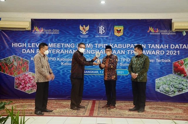 Sukses Kendalikan Inflasi dengan Inovasi Bangcerah, Pemkab Tanah Datar Terima Penghargaan TPID Award