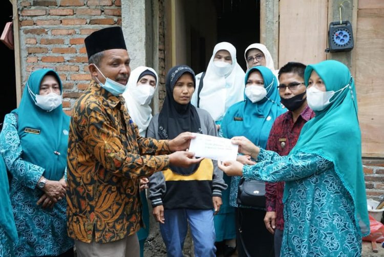 Sempat Galau Soal Upah Tukang, Lili Akhirnya Lega Menerima Bantuan TP PKK dan Donatur Tanah Datar