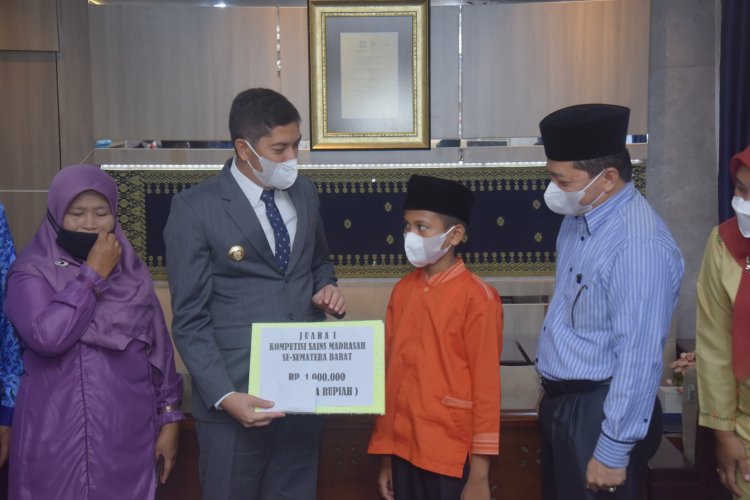 Adli Juanda:  Juara 1 Kompetisi Sains Madrasah dari Sawahlunto, Wakili  Sumbar ke  Tingkat Nasional