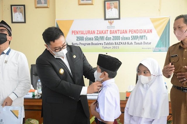 Tanah Datar Salurkan Bantuan Pendidikan kepada  4.791 Siswa SD dan SMP Sederajat