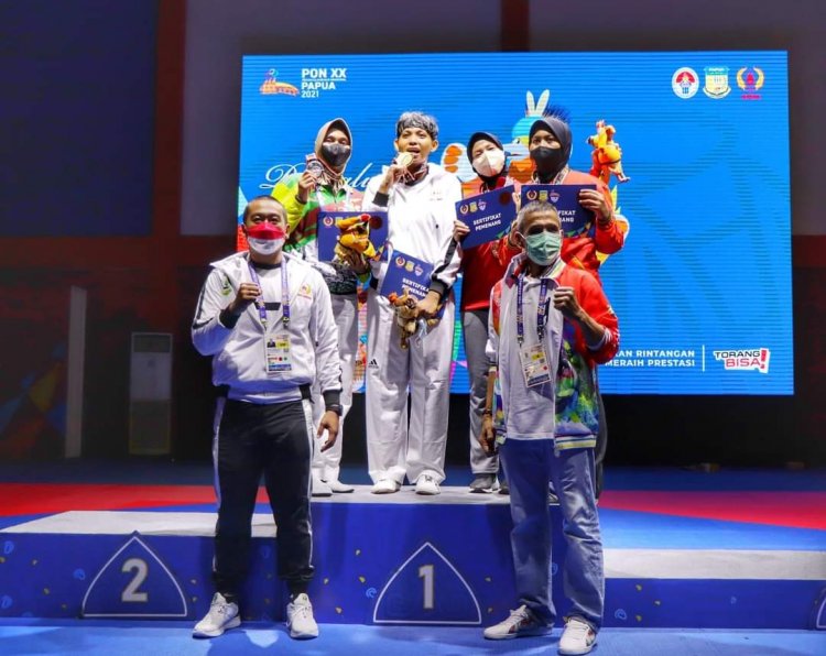 Untuk Kebanggaan Sumbar,  Wagub Audy Joinaldy Semangati Para Atlit PON dari Pinggir Lapangan